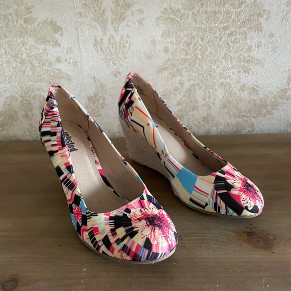 Kennet Cole Unlisted wedges - Picture 1 of 9